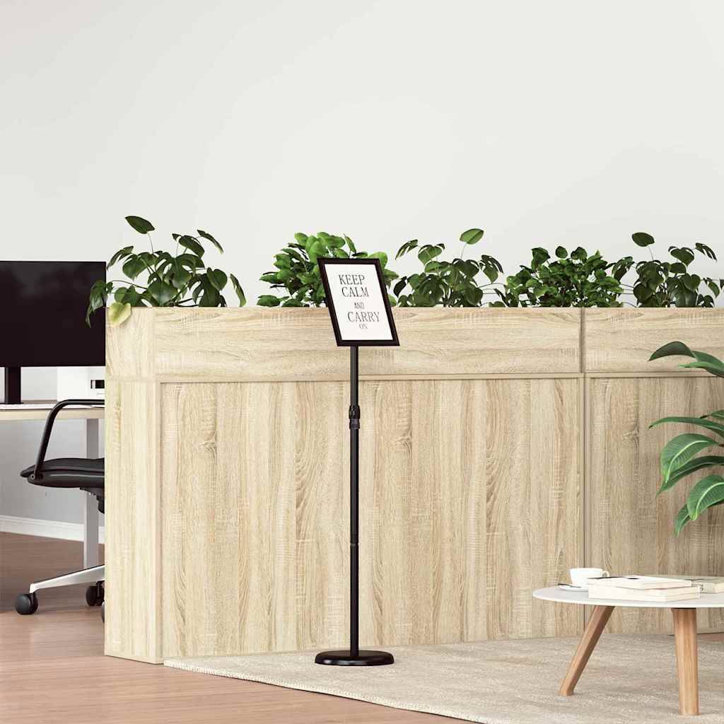 Ein Büroumfeld mit einer Holztrennwand, einem kleinen Tisch mit einer Pflanze und einem Schild mit der Aufschrift 