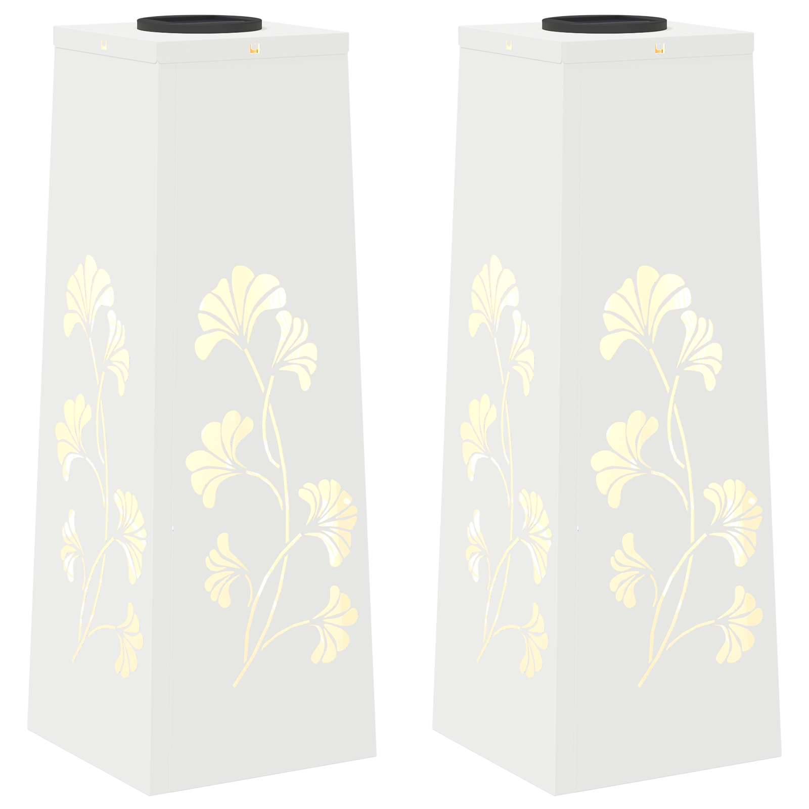 Zwei hohe, weiße Laternen mit Blumenmustern leuchten sanft und weisen zarte, symmetrische Designs auf ihren Oberflächen auf.