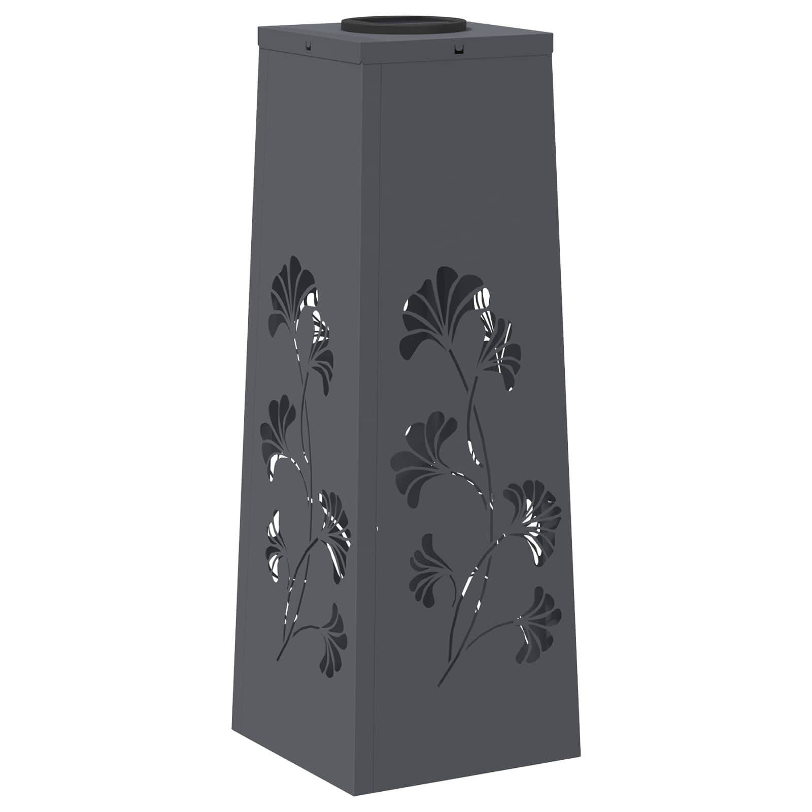 Eine hohe, schwarze, dekorative Metalllaterne mit kunstvollen Blumenschnittmustern, die es dem Licht ermöglichen, hindurchzuscheinen, entworfen für eine stimmungsvolle Atmosphäre im Freien.