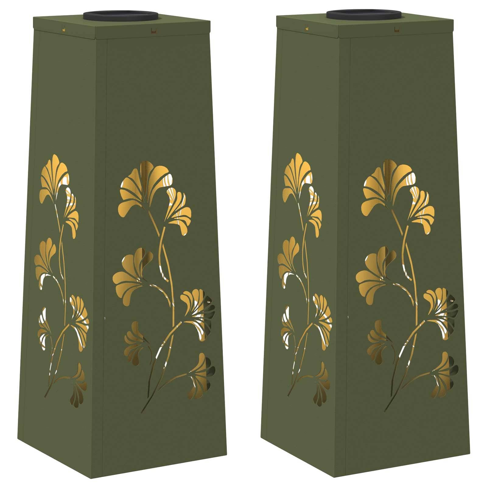 Zwei grüne Lampen mit goldenen Blumenmustern an ihren Seiten, die hohe Stiele und Blätter aufweisen und eine dekorative Anordnung verschönern.