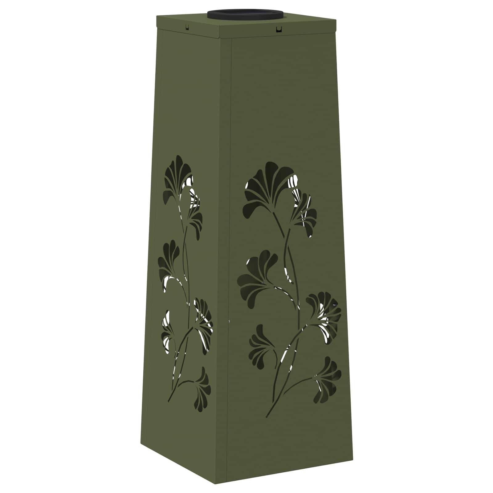 Eine hohe, grüne Metalllaterne mit ausgeschnittenen Blumenmustern an den Seiten, die es dem Licht ermöglicht, hindurchzuscheinen.