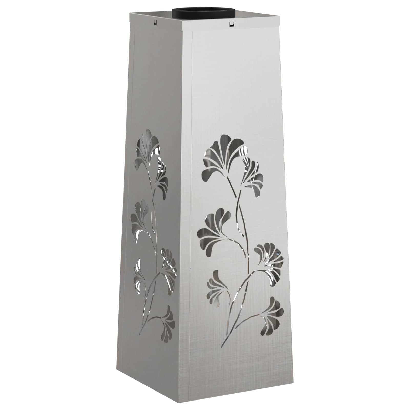 Eine hohe, metallische Vase mit ausgeschnittenen Blumenmustern. Die Vase hat eine kantige Form und zeigt Ginkgoblatt-Muster auf ihrer Oberfläche.