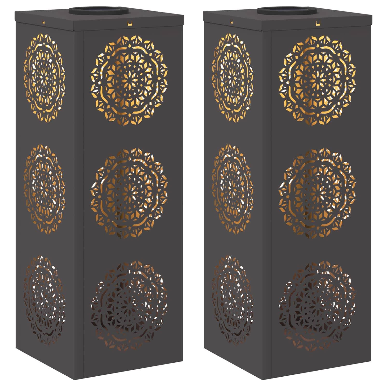 Zwei hohe, schwarze Metalllaternen mit kunstvollen, blumenartigen Ausschnitten an jeder Seite, die durch die Muster ein warmes Leuchten verbreiten.