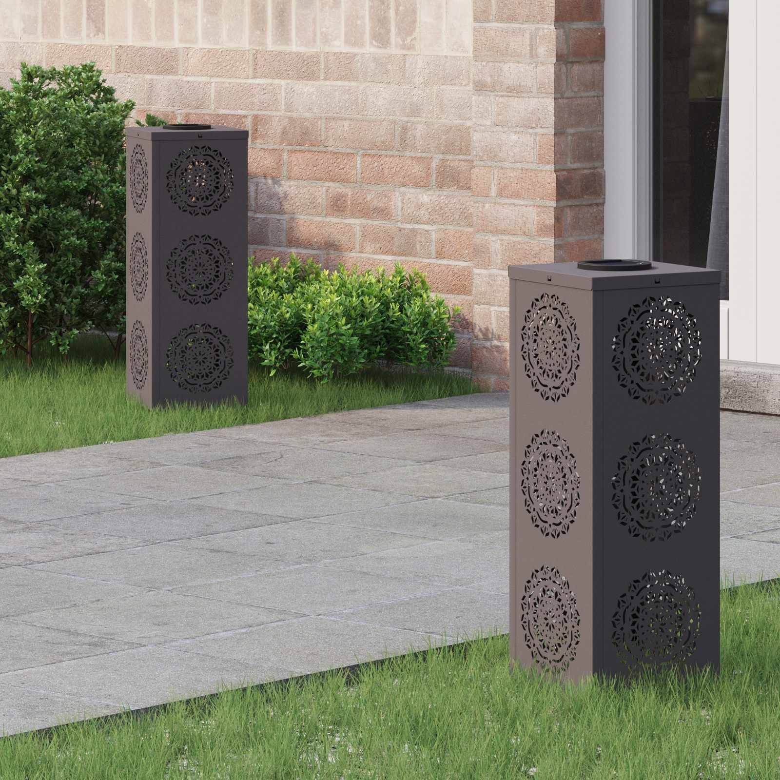 Dekorative Laternen mit kunstvollen Mustern auf einer Steinterrasse nahe Büschen, die weiche Schatten im natürlichen Licht werfen.