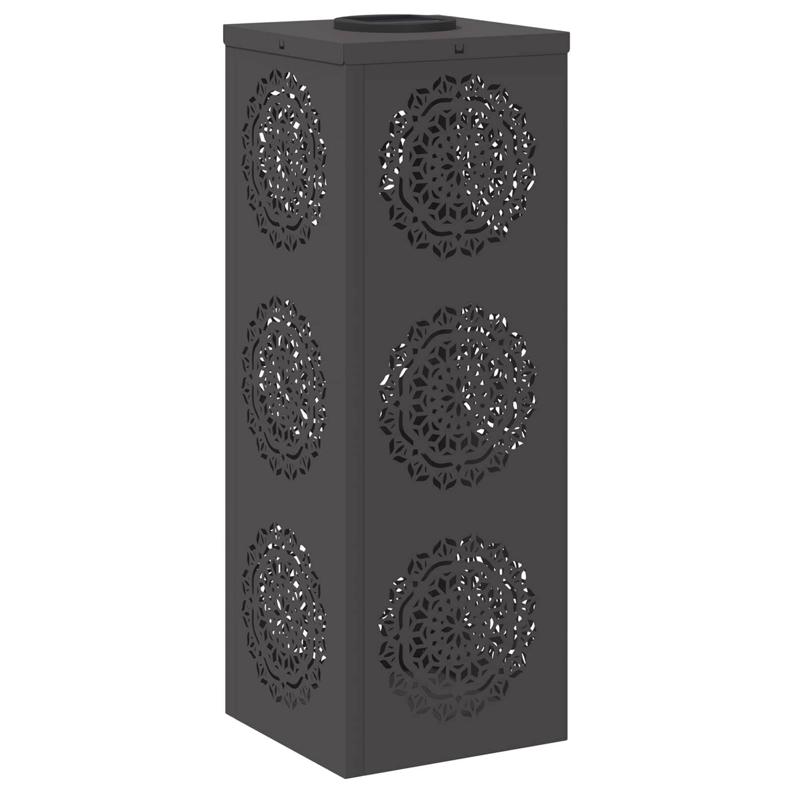 Dekorative schwarze Metalllaterne mit kunstvollen floralen Durchbruchmotiven an allen Seiten, designed für ambientes Beleuchtungslicht.