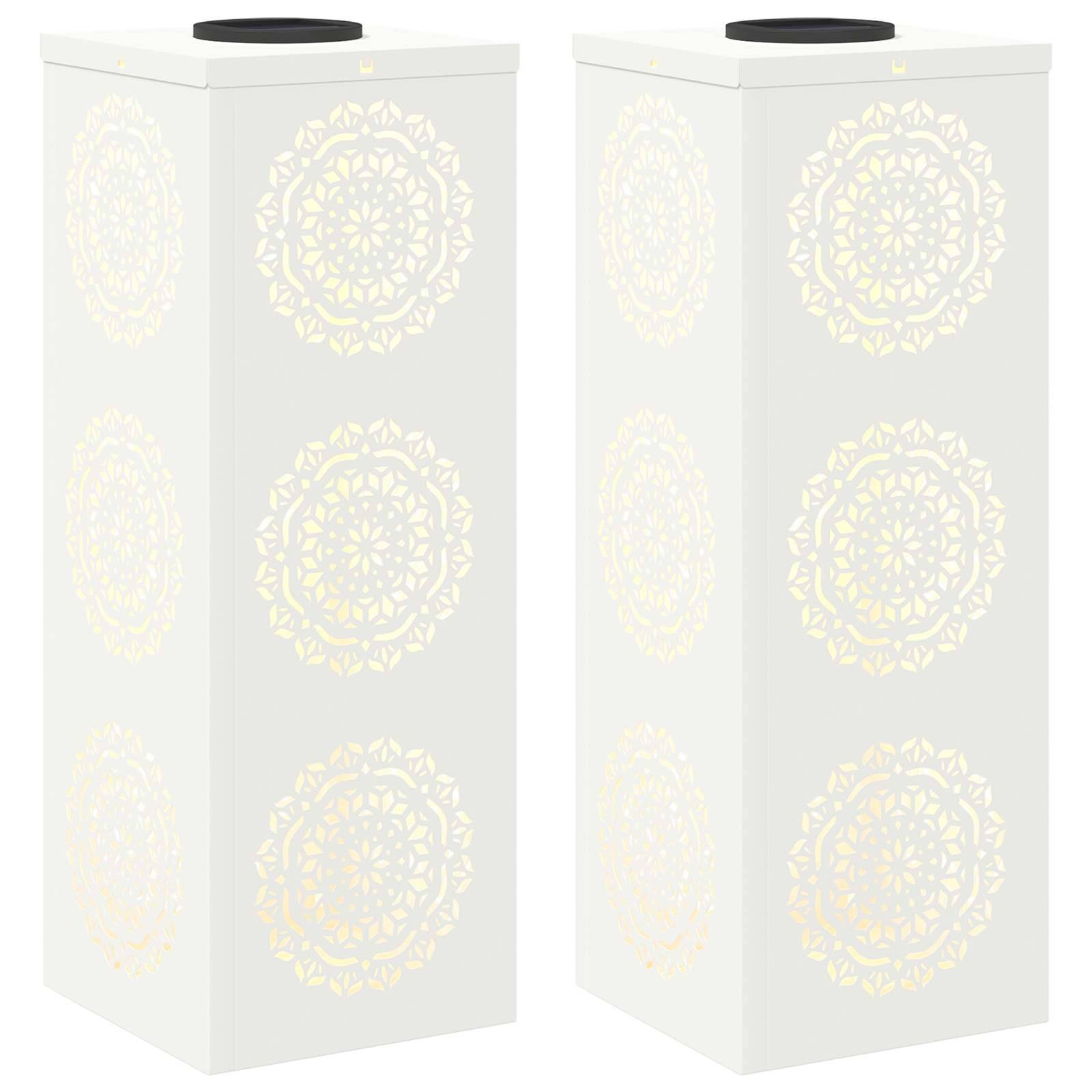 Zwei hohe weiße Laternen mit kunstvollen kreisförmigen Mustern an den Seiten, die ein dekoratives und elegantes Aussehen erzeugen.