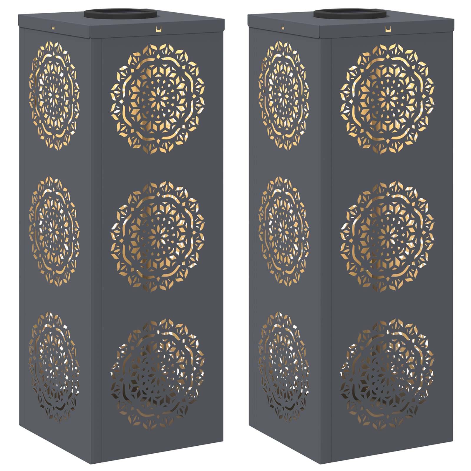 Zwei hohe, quadratische Kerzenhalter mit kunstvollen, kreisförmigen Blumenschnittmustern, die es dem Licht ermöglichen, durch das Metalldesign hindurchzuscheinen.