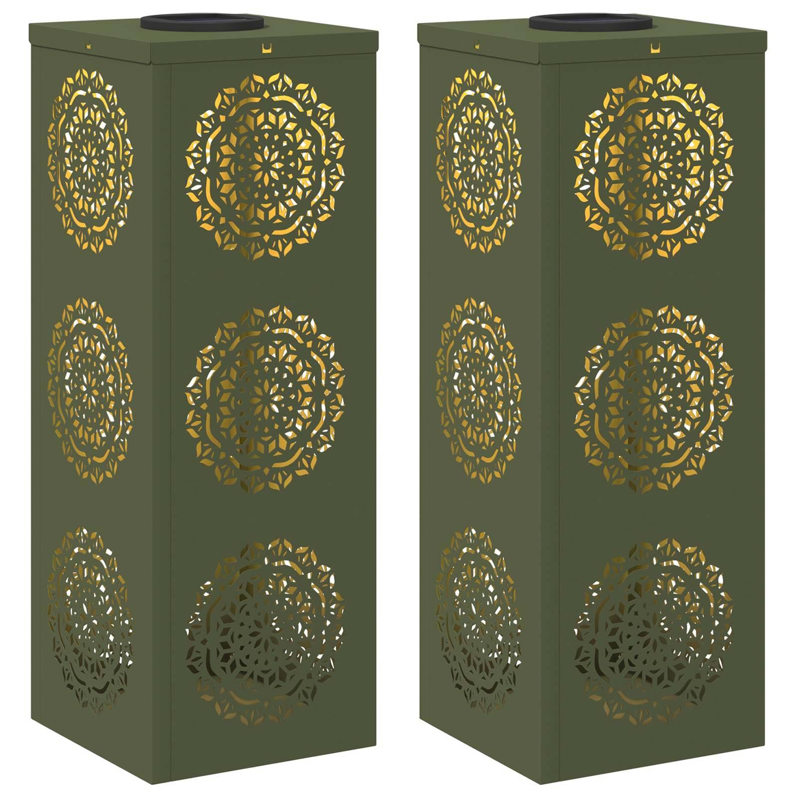 Zwei hohe, grüne Laternen mit kunstvollen goldenen Mandala-Ausschnitten an ihren Seiten und kreisrunden Öffnungen an der Oberseite.