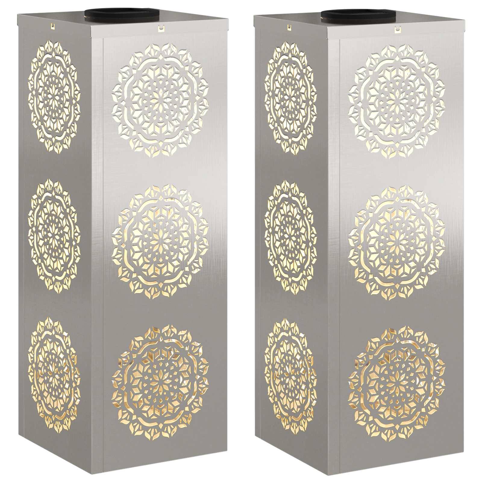 Metalllaternen mit kunstvollen floralen Ausschnittsmustern und integrierter Beleuchtung, die durch die dekorativen Designs ein warmes Glühen erzeugen.