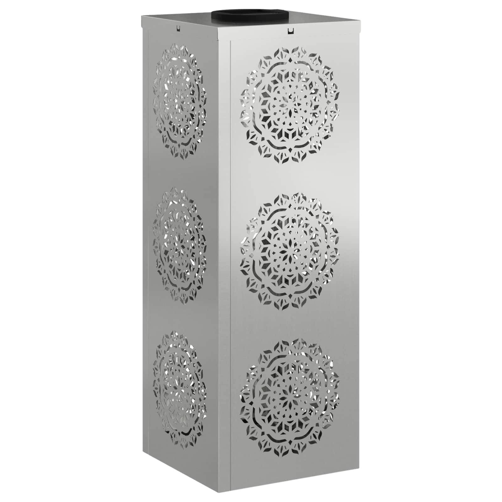 Eine hohe, rechteckige Metallbox mit aufwendigen floralem Durchbruchmuster auf den Seiten, möglicherweise eine dekorative Abdeckung oder ein Behälter.