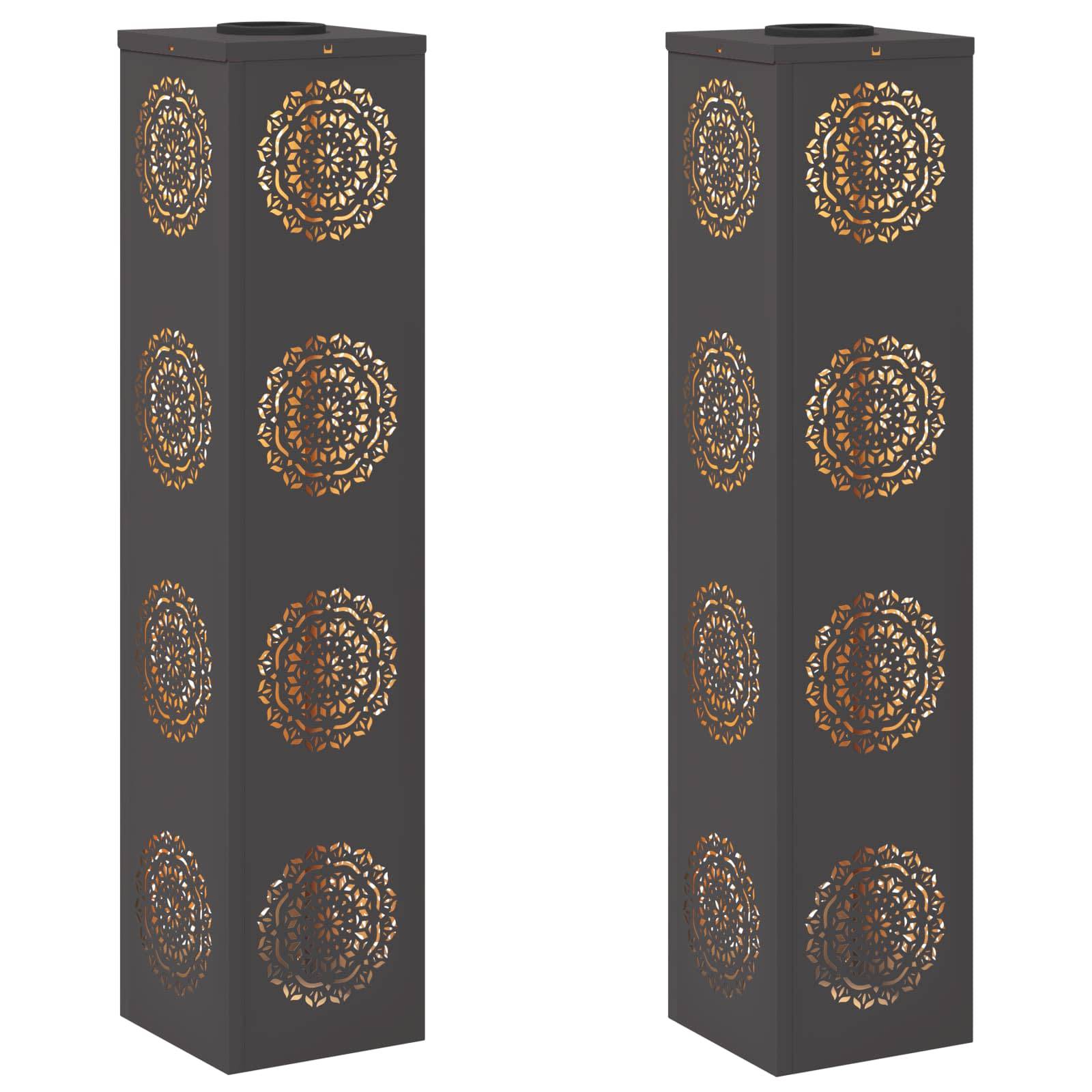 Zwei hohe, schwarze Metallräuchergefäße mit dekorativen Mandala-Mustern, die leuchtendes Licht abstrahlen, nebeneinander platziert.