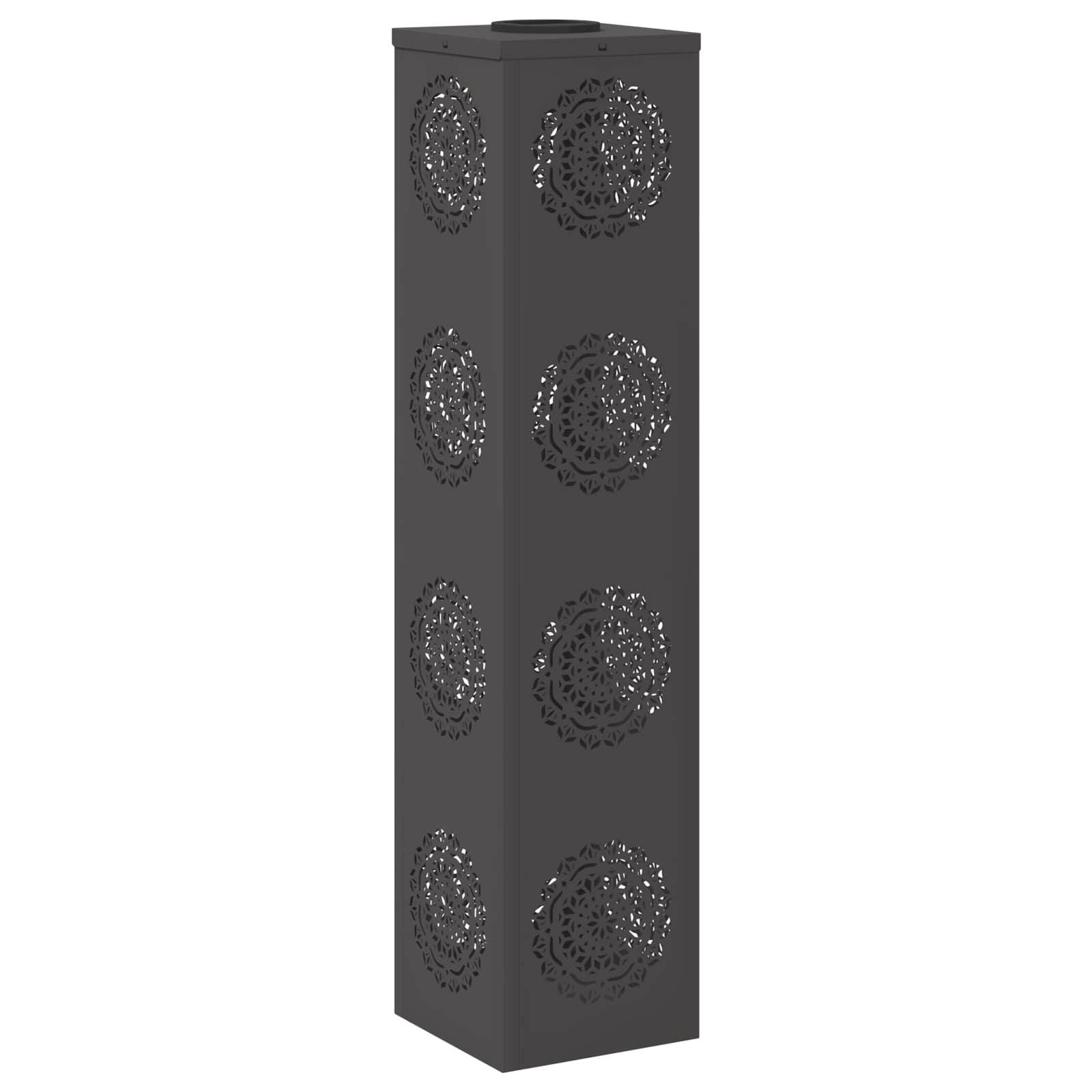 Eine hohe, dekorative, schwarze Metalllaterne mit kunstvollen kreisförmigen Durchbruchmuster, die in vertikalen Reihen angeordnet sind.