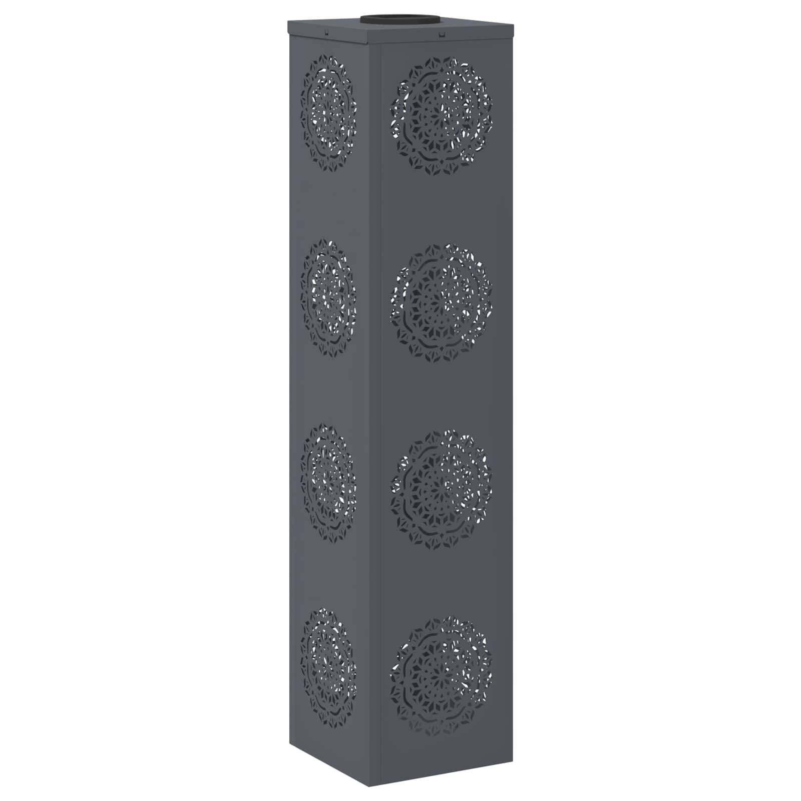 Eine hohe, rechteckige, dunkle Metallskulptur mit kunstvollen kreisförmigen Mustern, die in ihre Seiten geschnitten sind und zu dekorativen Zwecken gestaltet wurde.
