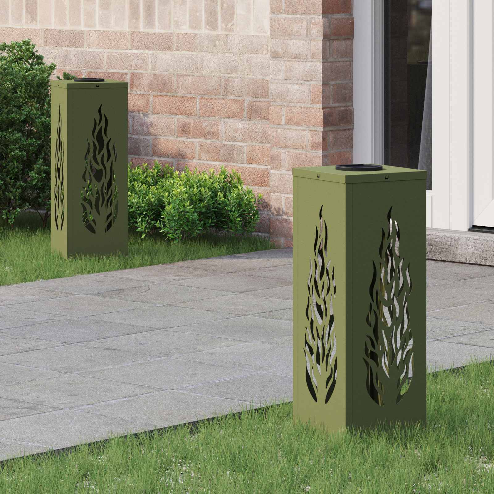 Zwei dekorative Außenleuchten mit Blattmustern stehen auf einer Steinterrasse in der Nähe eines grünen Rasens und eines roten Backsteingebäudes mit Sträuchern.