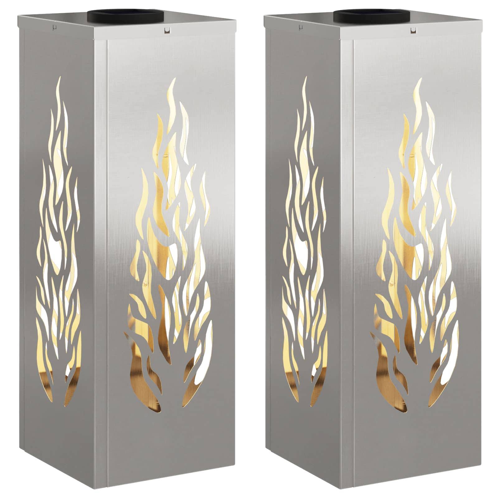 Zwei rechteckige Metalllaternen mit flammenförmigen Ausschnitten an den Seiten, die ein inneres Licht durchscheinen lassen. Sie haben ein schlankes, modernes Design.