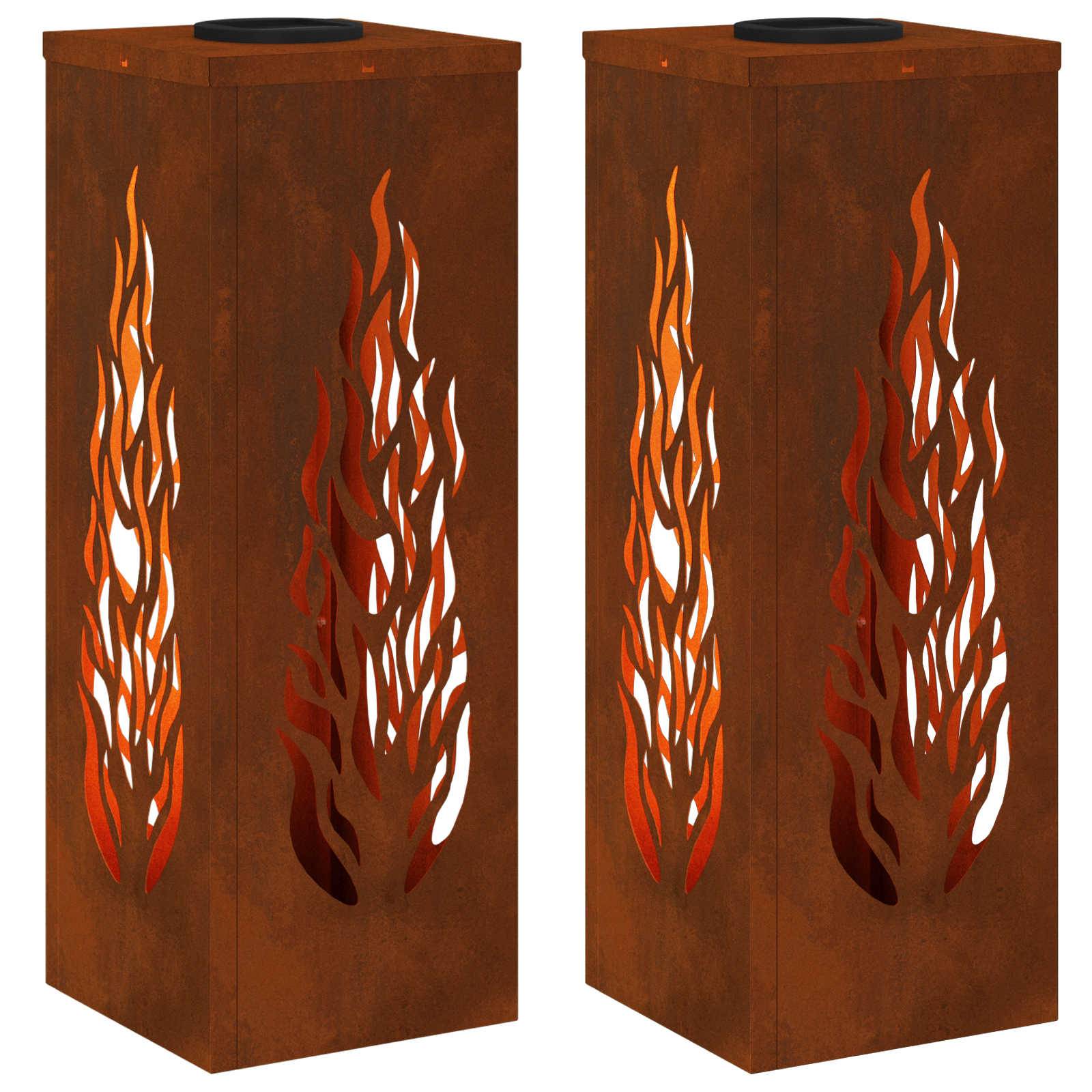 Zwei braune, rechteckige Metalllaternen mit kunstvollen Flammenschnittmustern an der Oberfläche. Sie vermitteln Wärme und rustikalen Charme.
