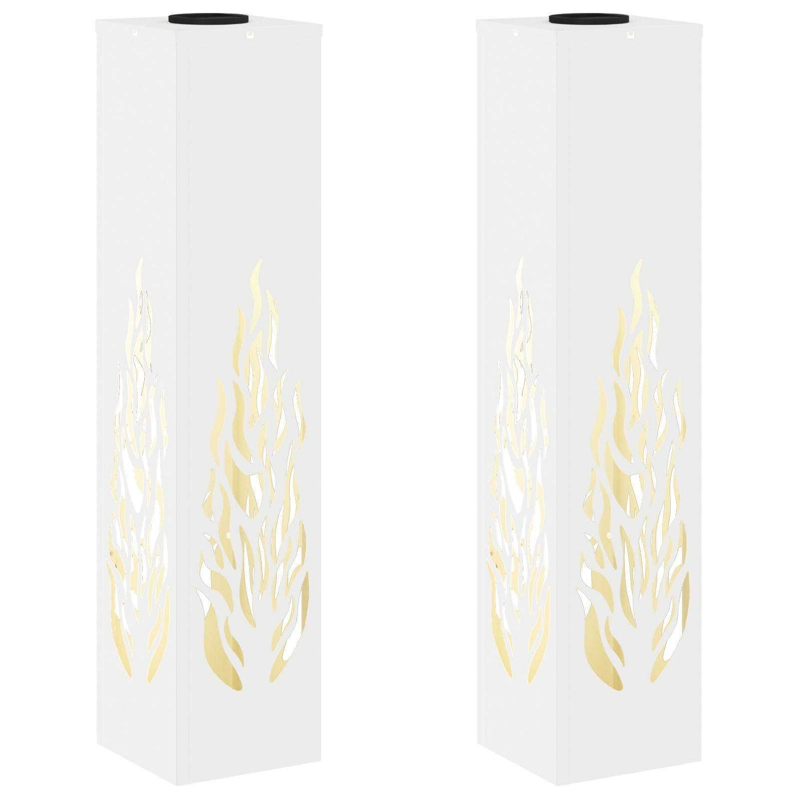 Zwei weiße rechteckige Türme mit ausgeschnittenen Flammendesigns in Gold, die dekorativen Lampen- oder Heizgehäusen ähneln, nebeneinander platziert.