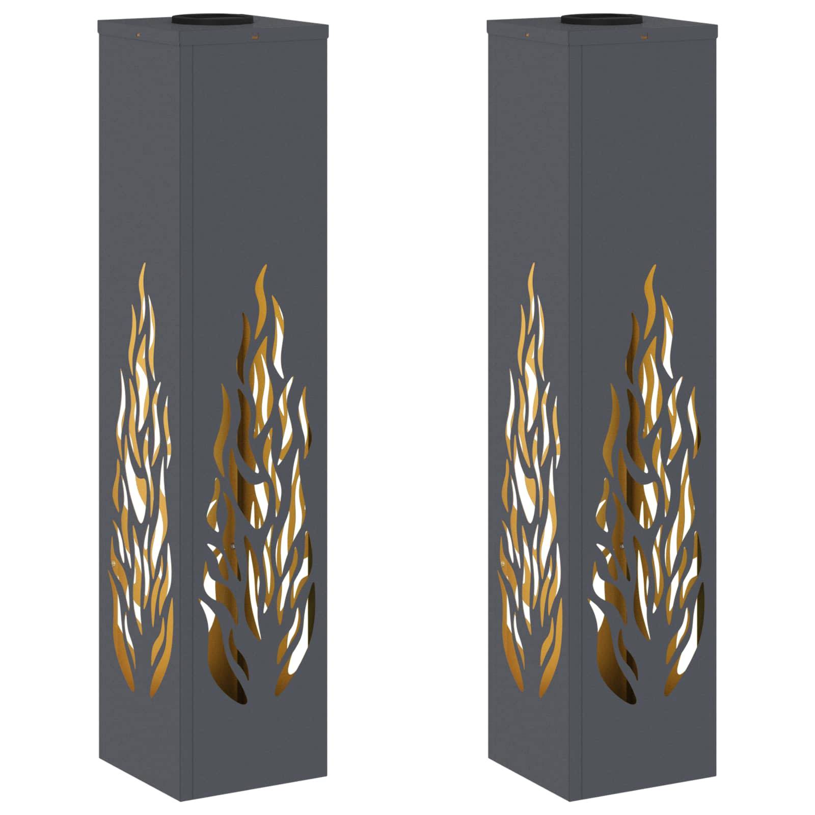 Zwei hohe, dunkelgraue Außenlaternen mit flammenförmigen Ausschnitten, die ein warmes Leuchten im Inneren offenbaren. Sie sorgen für stimmungsvolle Beleuchtung.