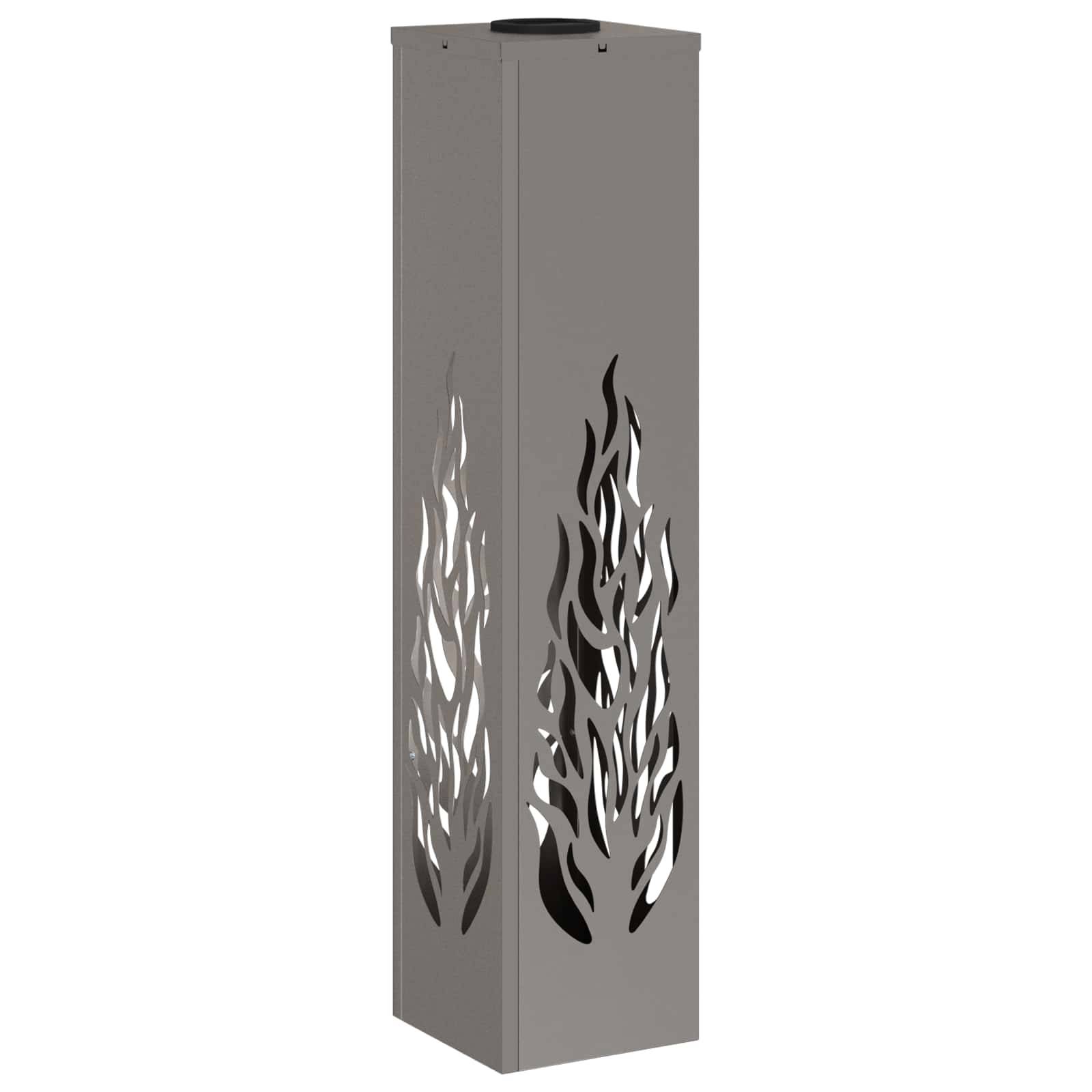 Eine hohe, rechteckige silberne Laterne mit flammenförmigen Ausschnitten an den Seiten, entworfen für dekorative Beleuchtung.