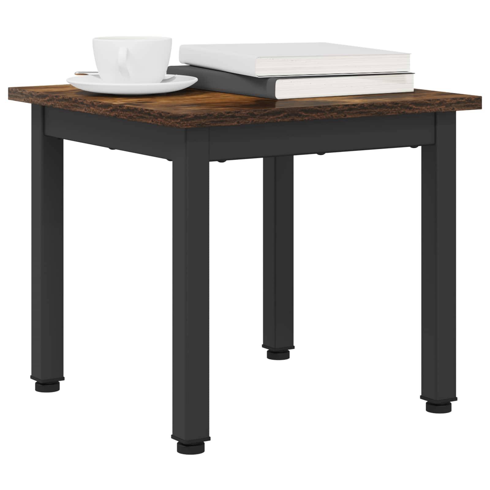 Ein kleiner Holz-Couchtisch mit schwarzen Metallbeinen. Darauf stehen eine weiße Kaffeetasse und zwei aufeinandergestapelte Bücher.