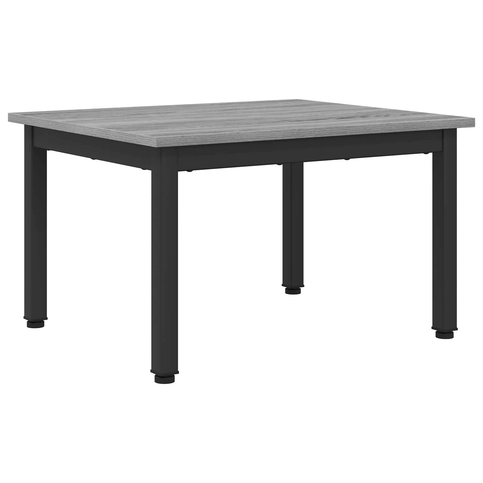 Ein quadratischer Esstisch mit einer grauen Holzplatte und schwarzen Metallbeinen.