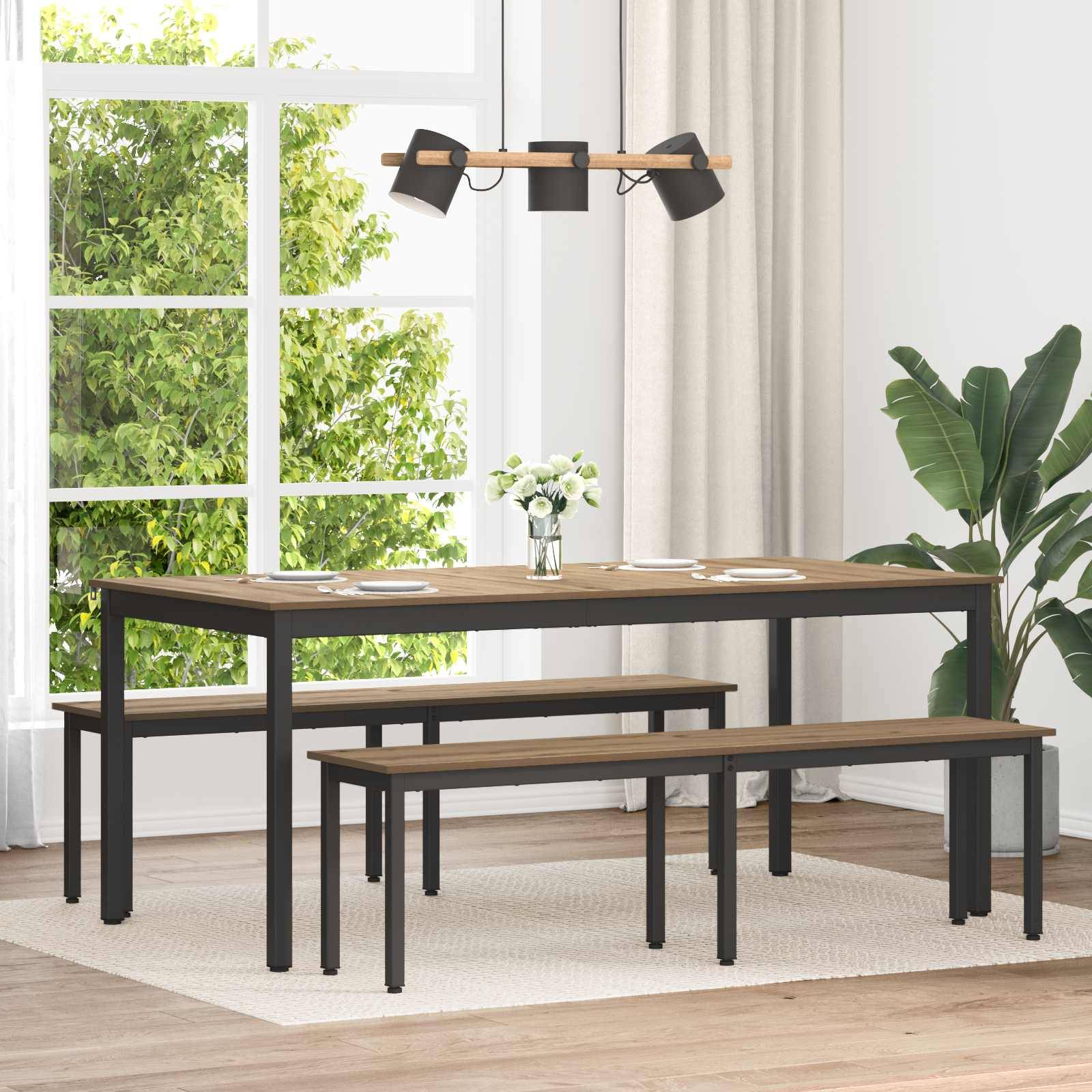 Esszimmer mit einem Holztisch und Holzbänken, moderner Pendelleuchte, großem Fenster mit Gartenblick und einer hohen Pflanze in der Ecke.