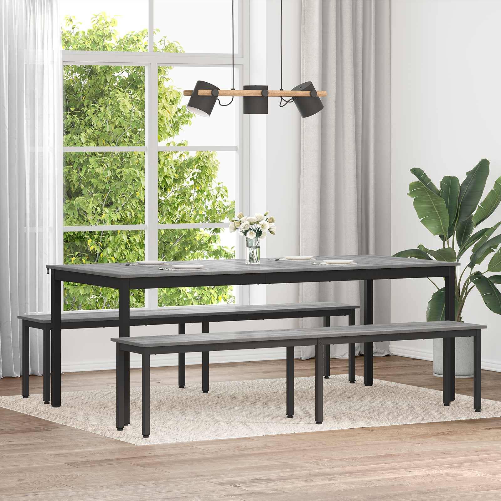 Ein modernes Esszimmer mit schwarzem Tisch und Bankweltplätzen auf einem beigen Teppich, großem Fenster mit Grün draußen und einer Pflanze in der Ecke.