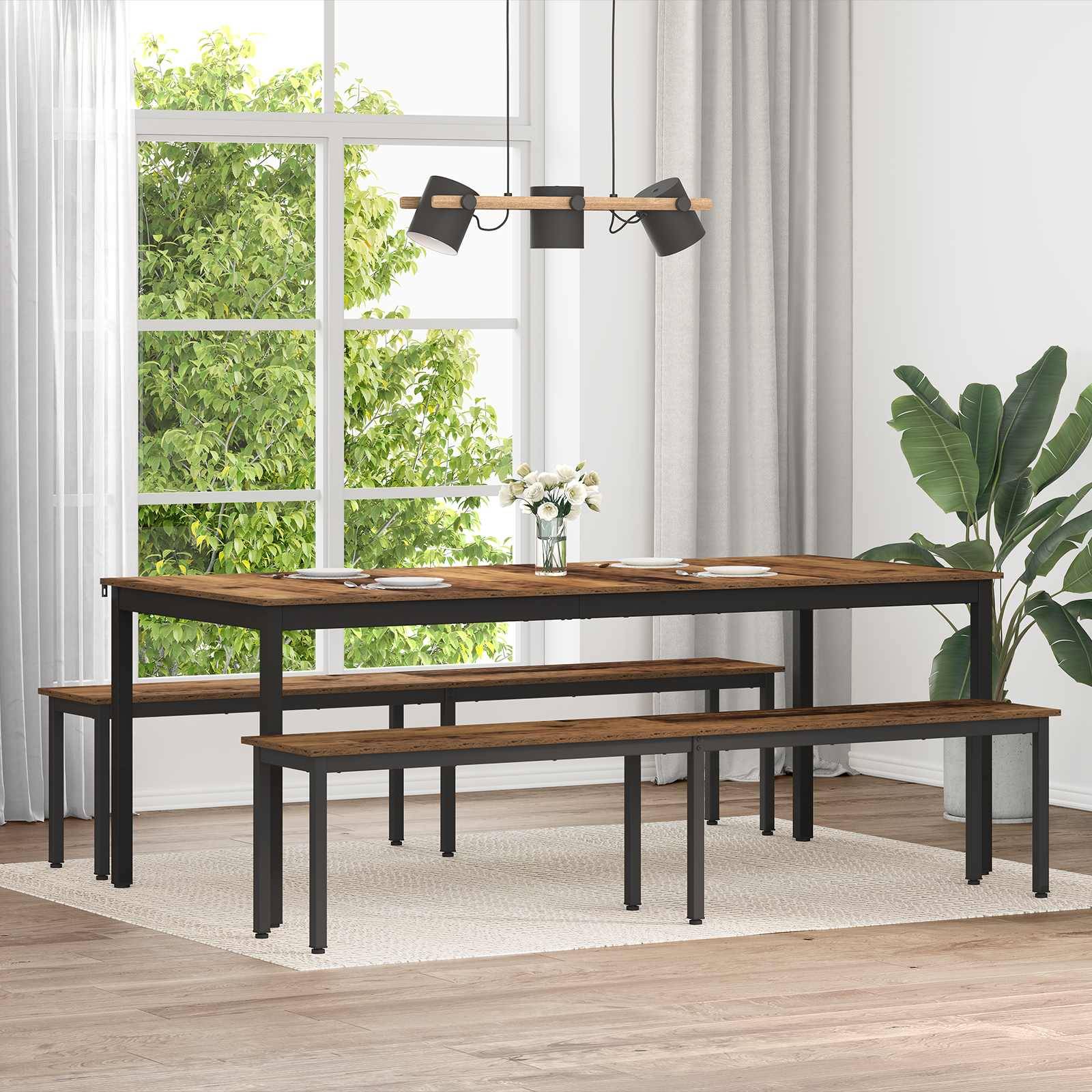 Esszimmer mit einem Holztisch und Holzbänken auf einem beigen Teppich, großer Fensterblick auf Grünflächen und einer schwarzen modernen Leuchte darüber.