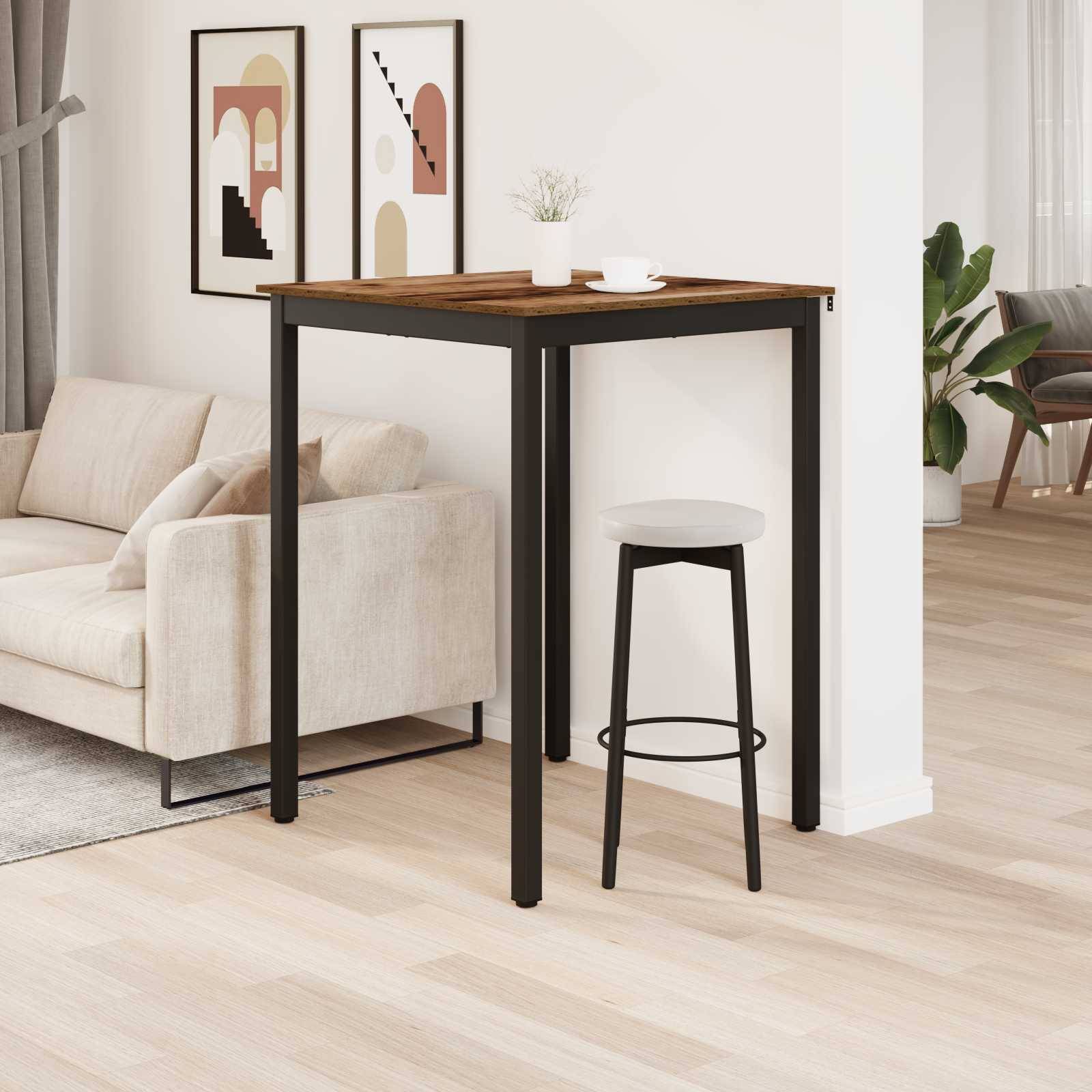 Modernes Wohnzimmer mit beigem Sofa, hohem Holztisch und Hocker, minimalistische Wandkunst, Pflanze und großem Fenster mit leichten Vorhängen.