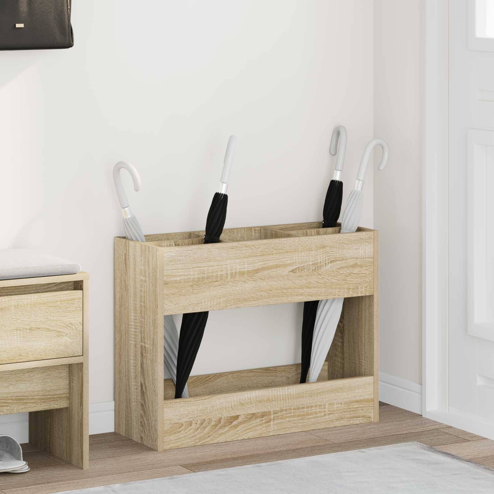 Hölzerner Schirmständer mit vier Schirmen, neben einer Holzbank in einer Ecke eines Raumes mit einer hellen Wand und hellem Boden.