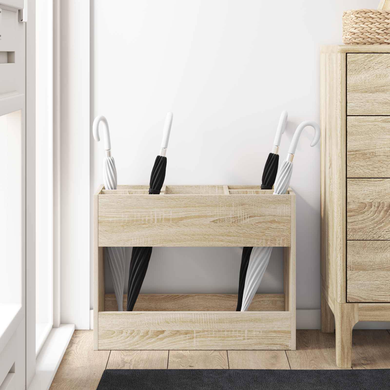 Hölzerner Schirmständer neben einem Schrank, der vier Schirme mit abwechselnd schwarzen und weißen Griffen in einem hell beleuchteten Raum hält.