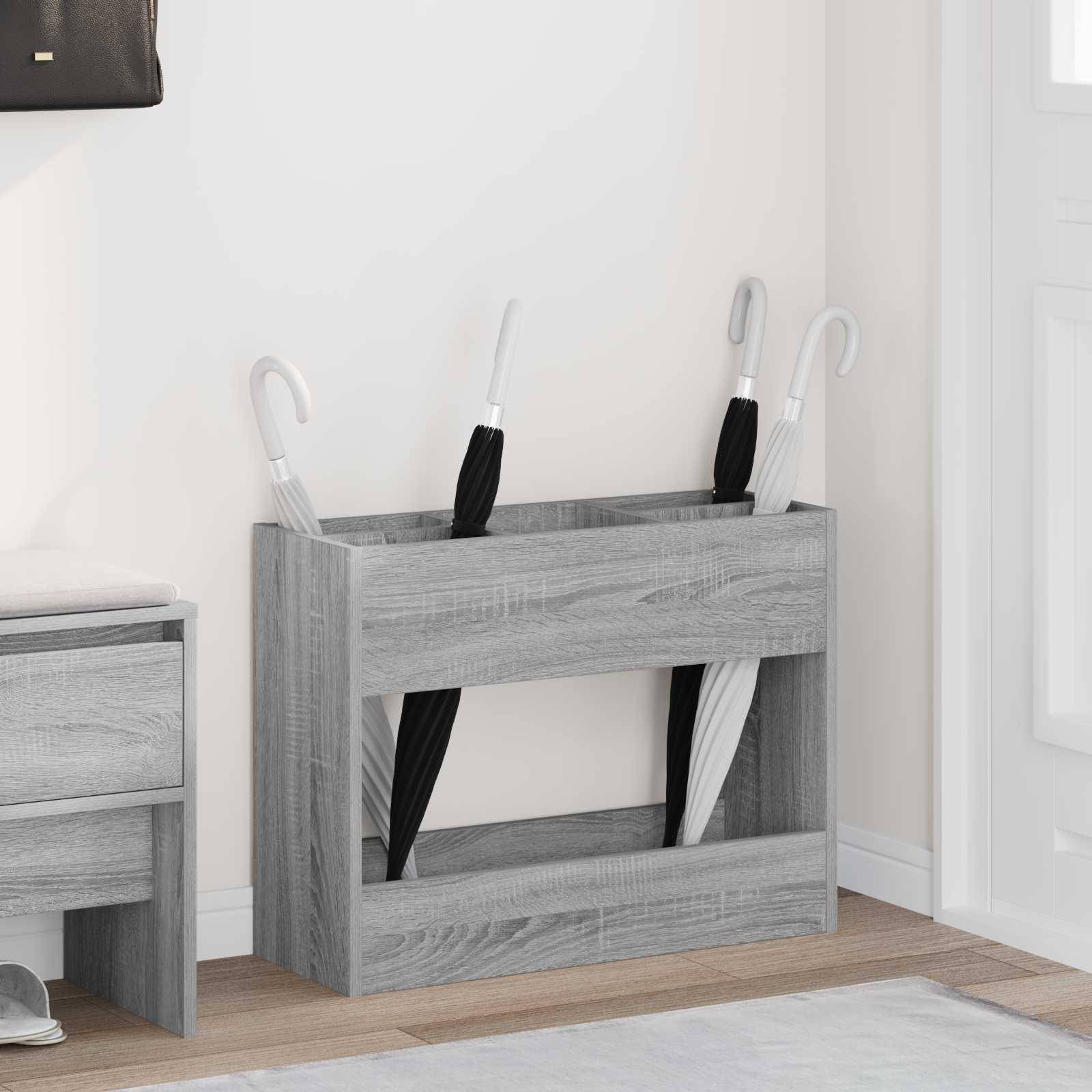 Ein moderner Schirmständer aus Holz hält vier Schirme mit schwarzen und weißen Griffen, platziert in einer hellen Ecke eines minimalistischen Raumes.