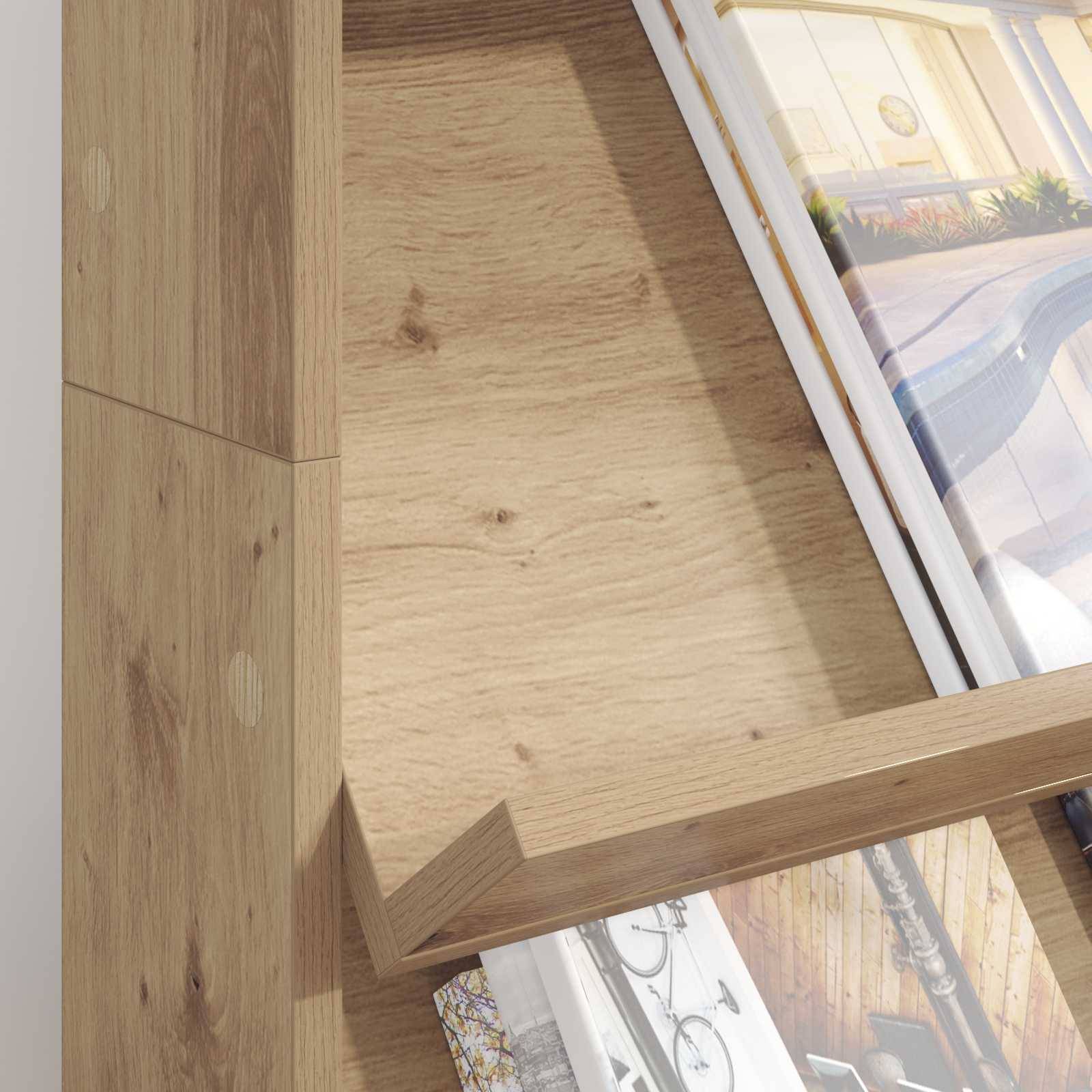 Ein Bücherregal aus Holz mit einem diagonalen Regal, das ein Buch und einen Bilderrahmen teilweise trägt, mit sichtbarer heller Holzmaserung in einer hellen Umgebung.