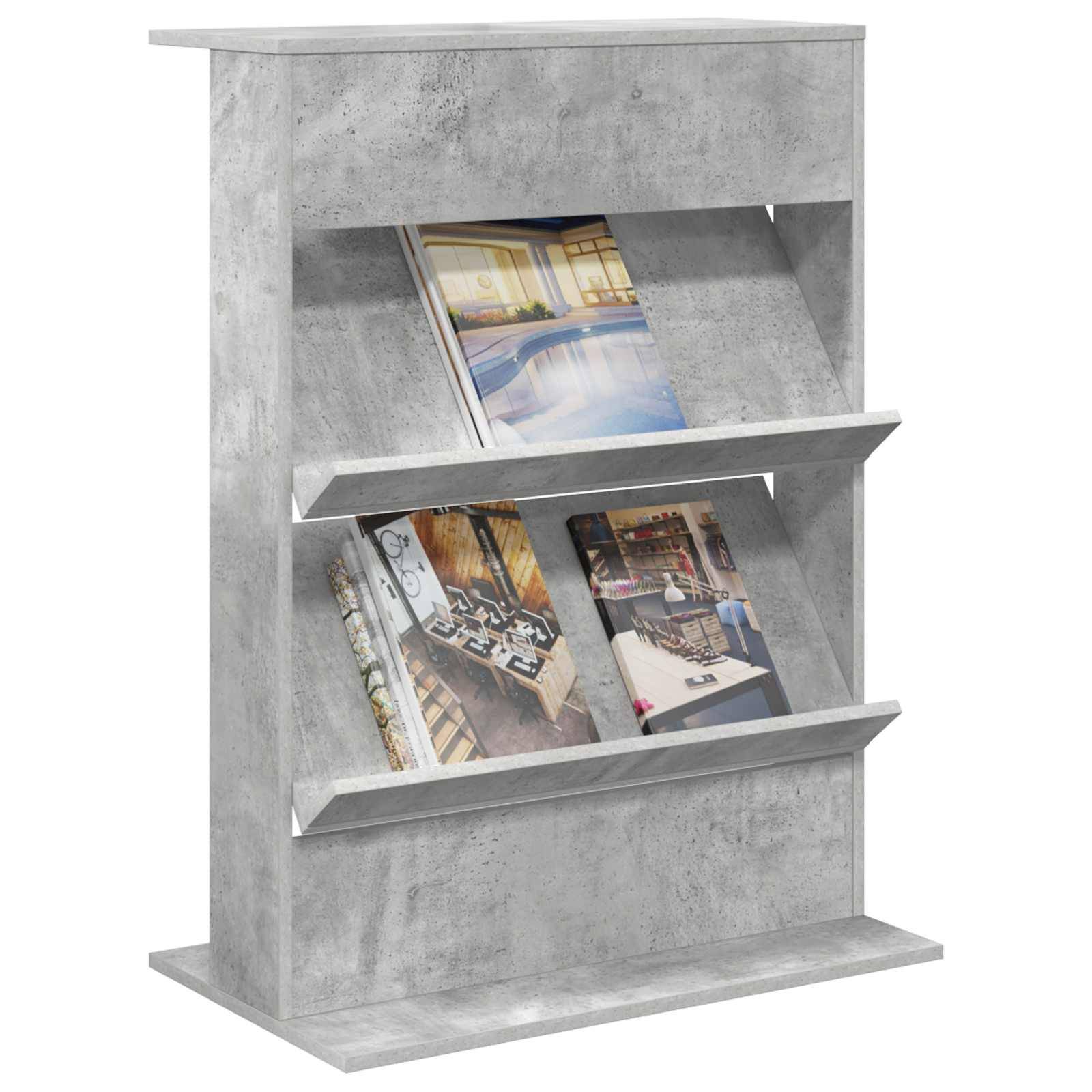 Betonstilartige Ausstellungsfläche mit drei geneigten Regalen, auf denen Zeitschriften mit Themen zu Wohnungseinrichtung und Dekoration präsentiert werden.