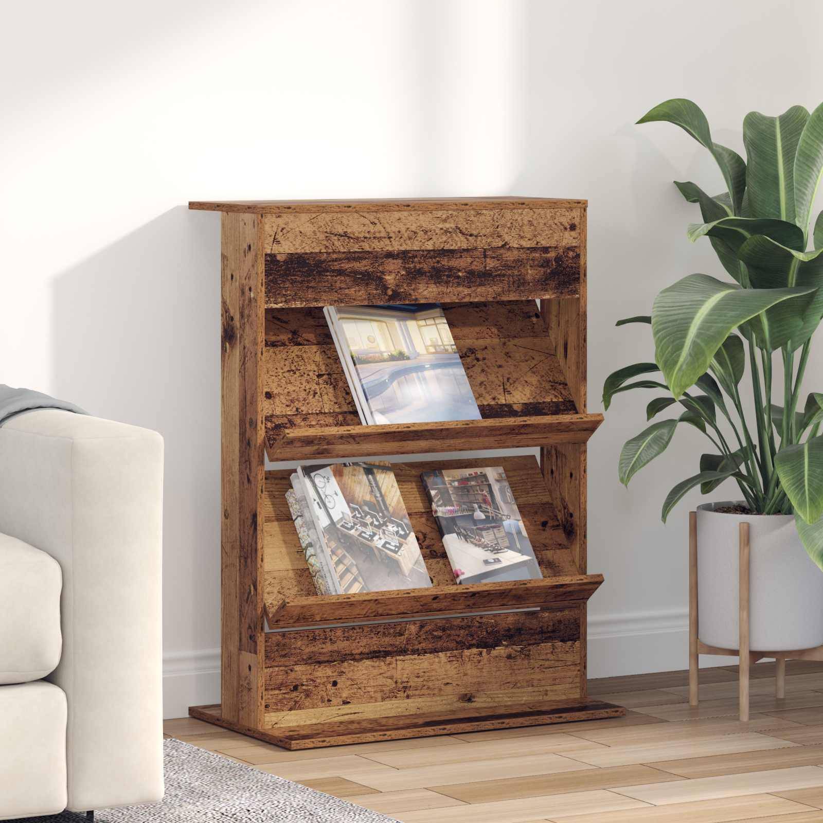 Ein rustikales Holz-Zeitschriftenständer hält mehrere Zeitschriften und ist neben einem weißen Sofa und einer grünen Pflanze in einem hellen Wohnzimmer platziert.
