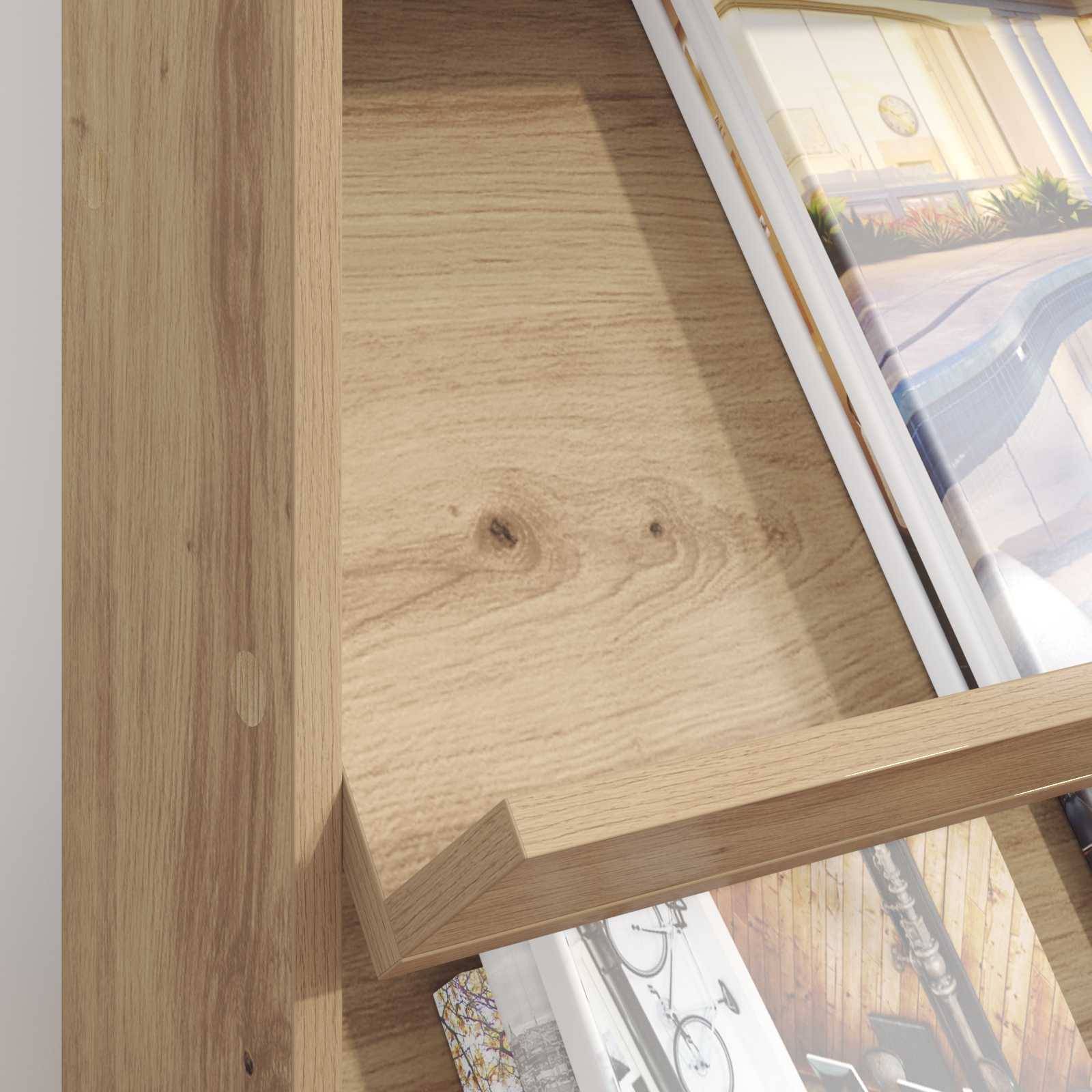 Ein Holzregal, das zwei offene Magazine trägt, eines davon teilweise sichtbar, mit Bildern von Inneneinrichtungsdesign.