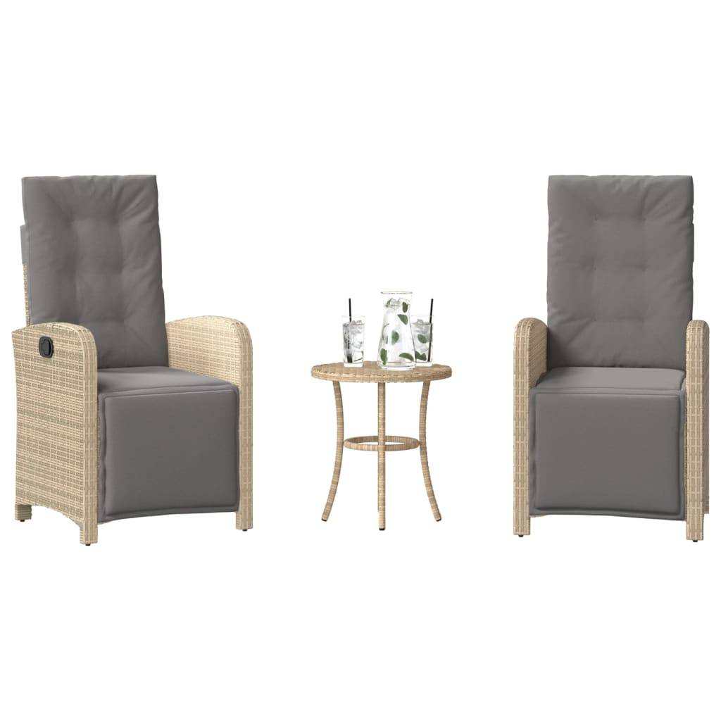 Zwei beige Rattan-Sessel mit grauen Kissen flankieren einen kleinen runden Tisch. Auf dem Tisch stehen zwei Getränke und eine Zeitschrift; Ambiente im Freien.