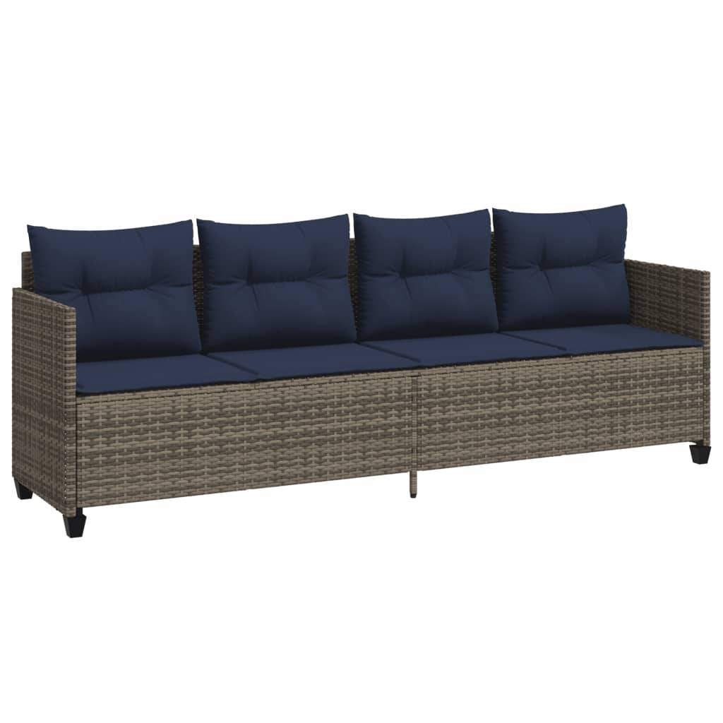 Outdoor-Rattan-Sofa mit dunkelblauen Kissen, konzipiert für eine Terrasse oder einen Gartenbereich.