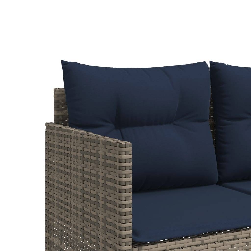 Eine dunkelblaue gepolsterte Outdoor-Couch mit einem geflochtenen Rattangestell, die zwei geräumige Sitzplätze bietet, in einer neutralen Umgebung.