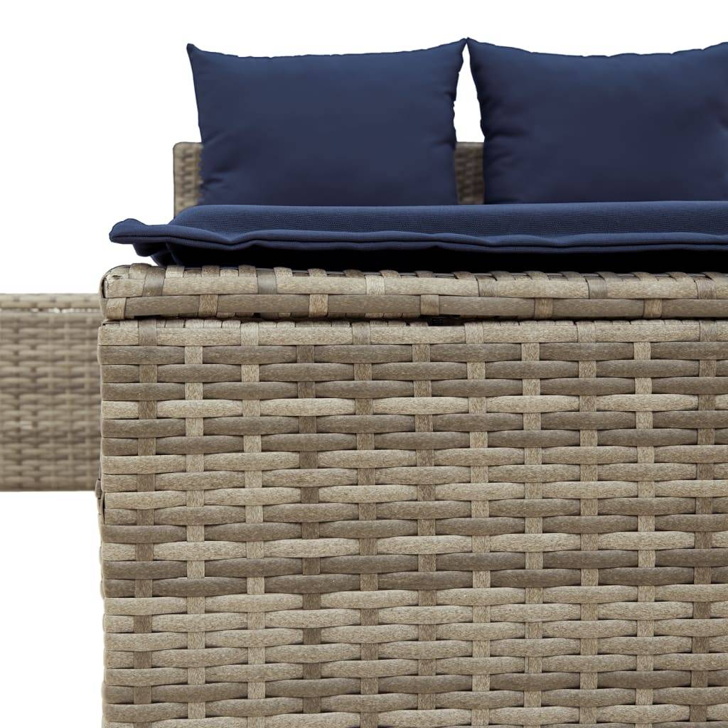 Rattansofa für den Außenbereich mit dunkelblauen Kissen, von der Seite aufgenommen. Beige gewebte Textur kontrastiert mit marineblauer Polsterung.