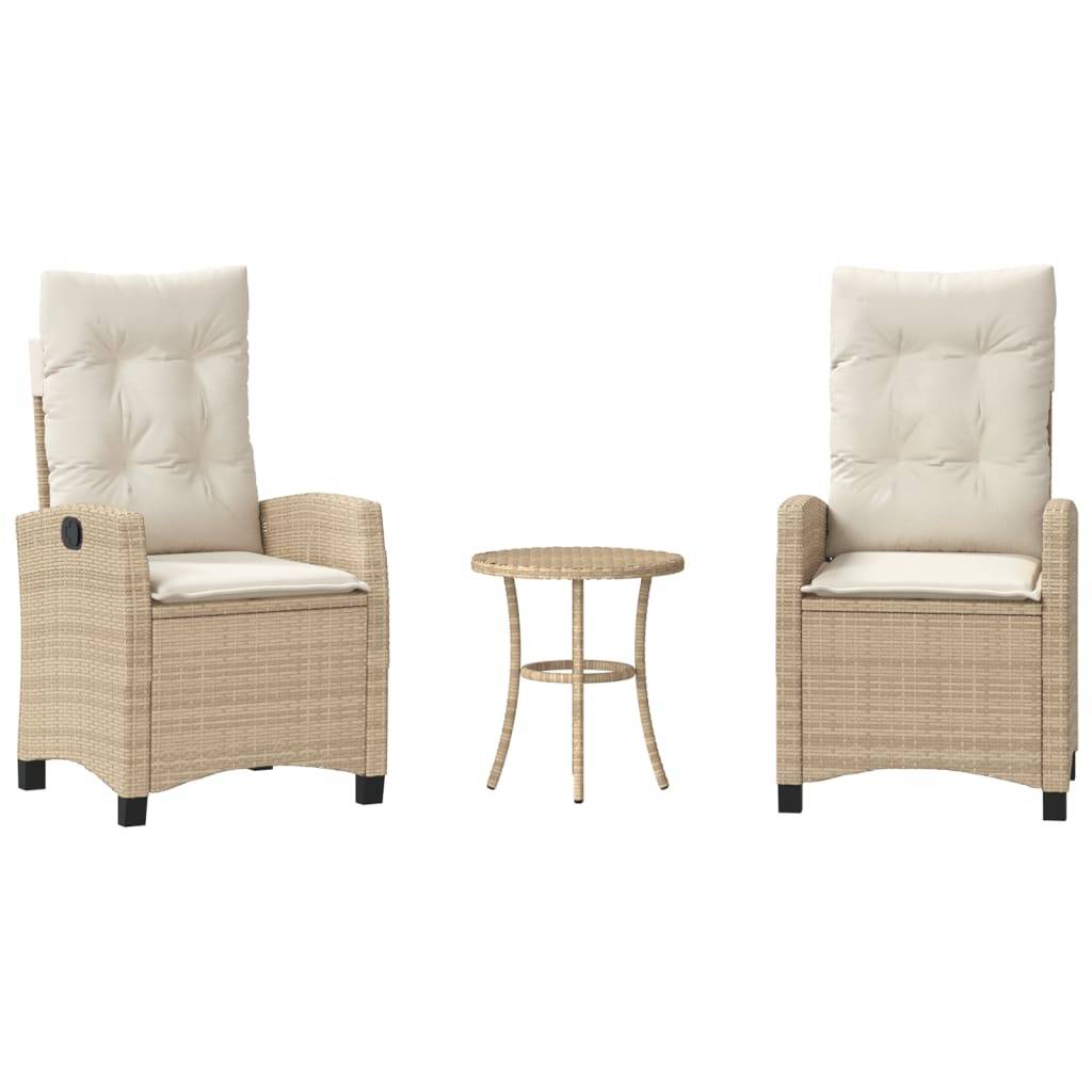 Zwei beige gepolsterte Korbstühle mit hohen Rückenlehnen rahmen einen kleinen runden Korbentisch ein. Das Set ist für den Außen- oder Terrassenbereich geeignet.