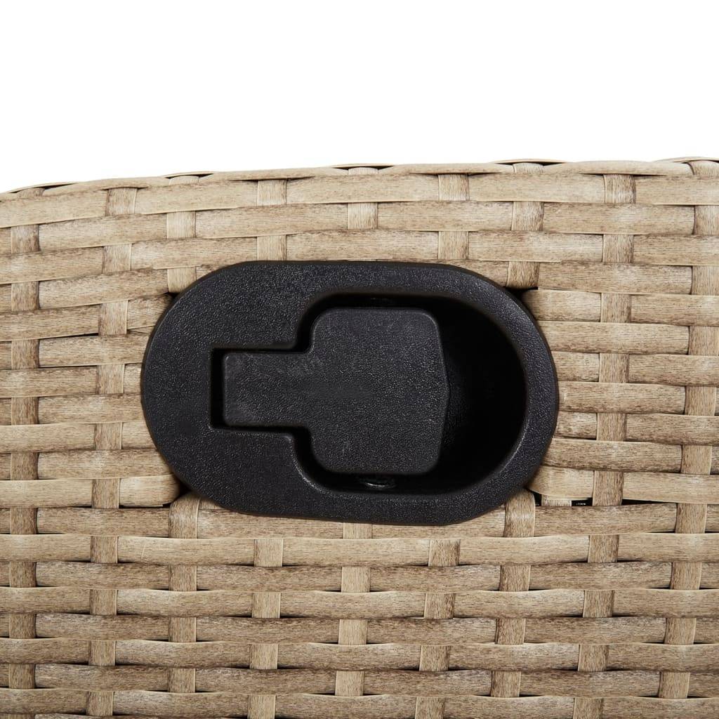 Ein mit Rattan überzogener Gegenstand mit einem schwarzen versenkten Griff oder Riegel, der typischerweise verwendet wird, um ein Fach zu öffnen oder zu schließen.