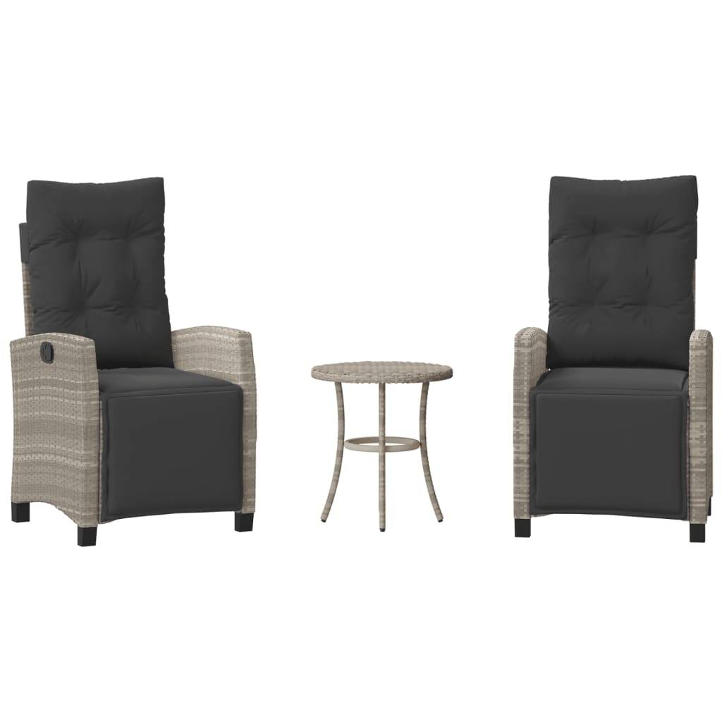 Zwei gepolsterte Terrassenstühle mit dunklen Sitzflächen und einem kleinen runden Tisch zwischen ihnen. Die Stühle und der Tisch haben ein geflochtenes Rattandesign.