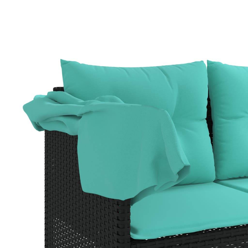 Eine Loungesofa in Türkisblau mit Kissen und einer drappierten Decke auf einem Rattangestell, die ein modernes Terrassenmöbeldesign präsentiert.