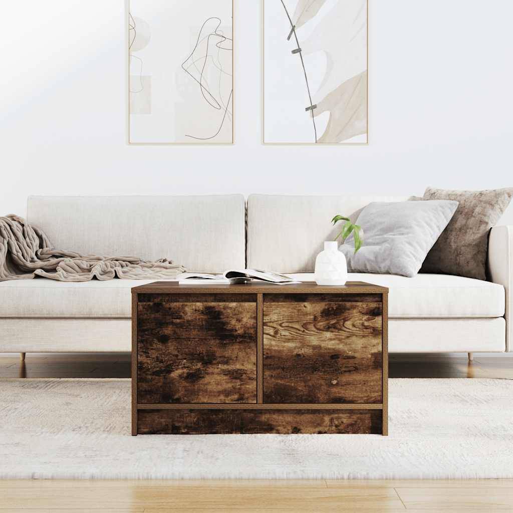 Ein modernes Wohnzimmer mit einem weißen Sofa mit Kissen, einem Holzcouchtisch und abstrakter Kunst an der Wand, das eine gemütliche Atmosphäre schafft.