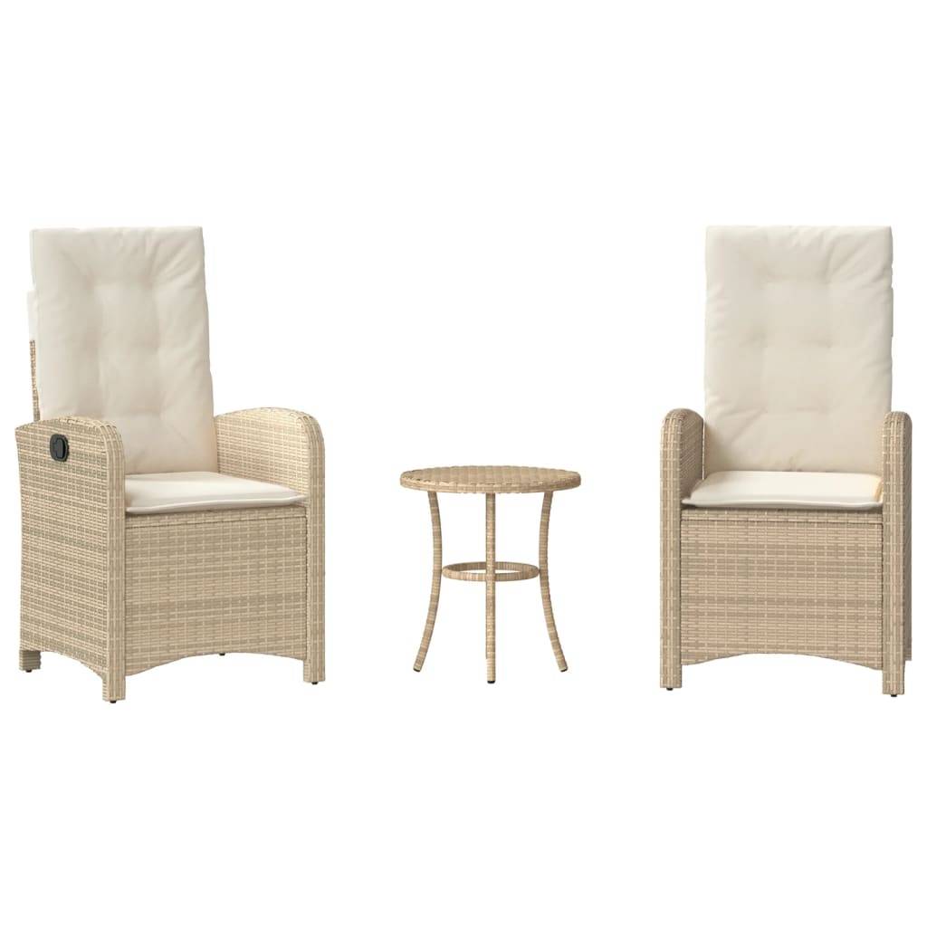Zwei beige Rattansessel mit weißen Kissen rahmen einen kleinen runden Rattanbeistelltisch ein. Die Möbel sind für den Außenbereich arrangiert.