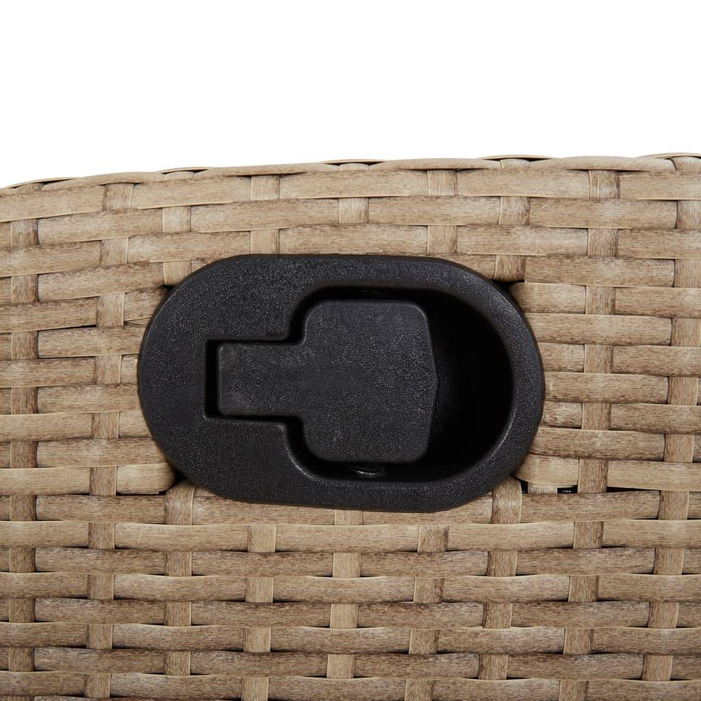 Eine Nahaufnahme einer schwarzen Schnallenschließe auf einer gewebten beigen Stoffoberfläche, möglicherweise Teil einer Tasche oder eines Möbelstücks.