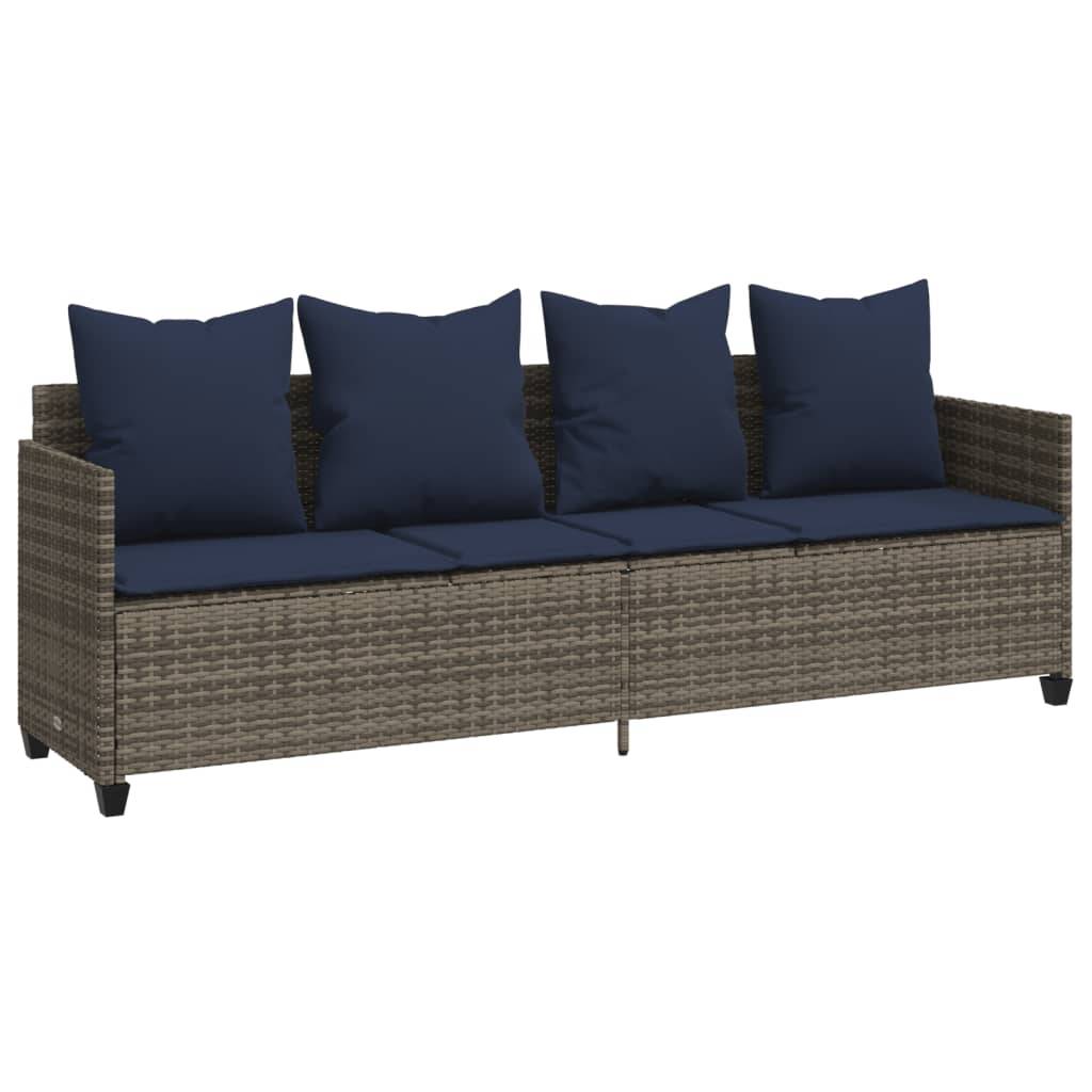 Geflochtene Outdoor-Couch mit dunkelblauen Kissen und schwarzen Beinen, konzipiert für die Terrassenbestuhlung. Bietet drei Personen bequem Platz.