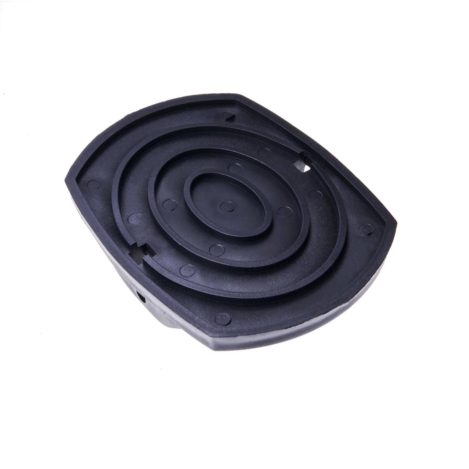 Ein schwarzes, ovales Plastikbauteil mit mehreren konzentrischen Rillen, von oben betrachtet, auf weißem Hintergrund liegend.