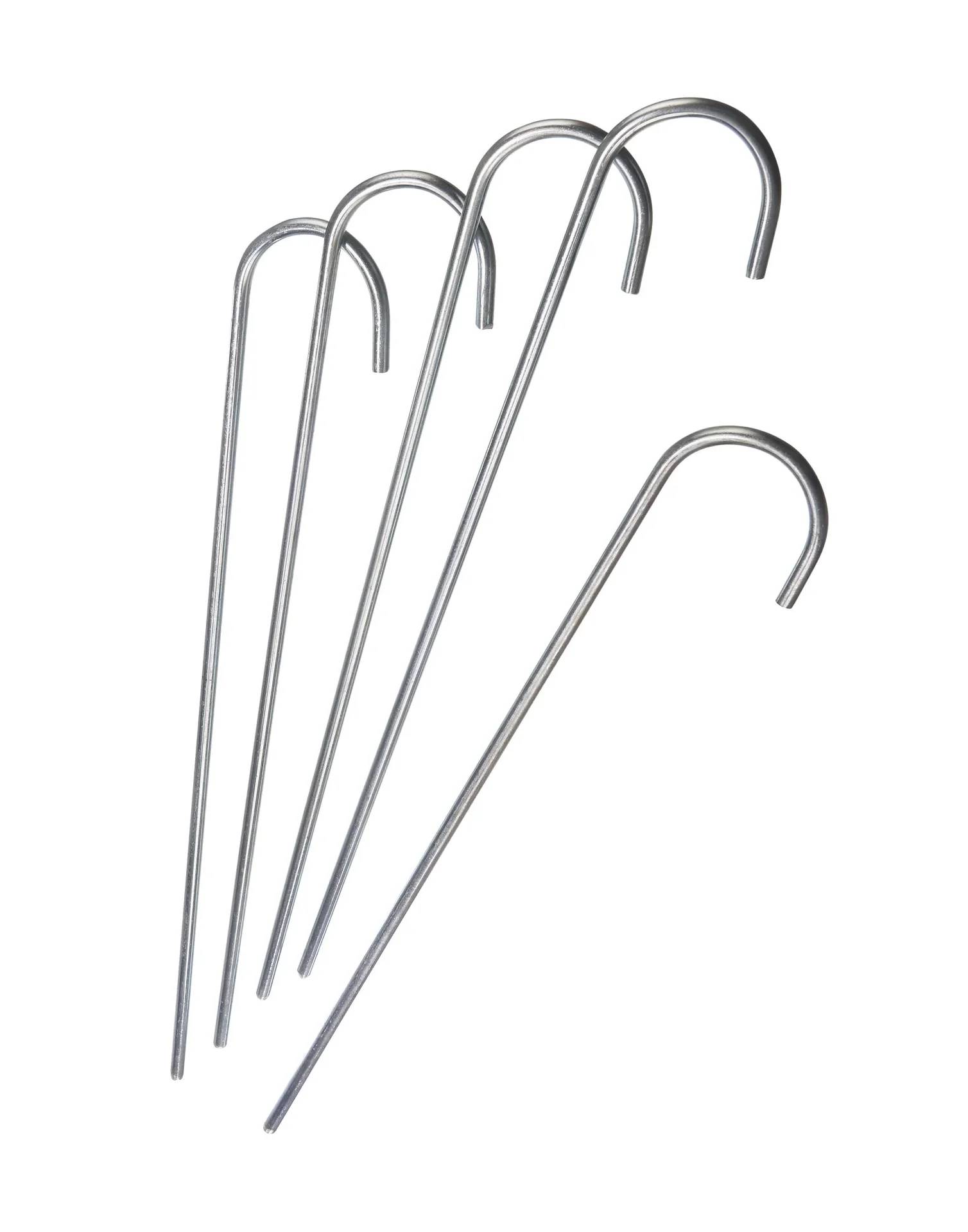 Fünf Metallzeltheringe mit gehakten Enden, nebeneinander auf einem weißen Hintergrund gelegt.